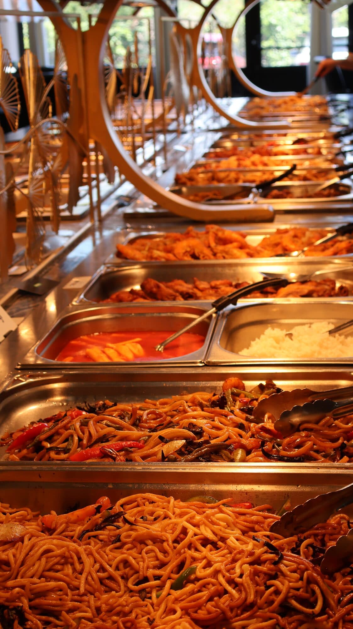 Wok de nouilles sautées, crevettes et poivrons, cuisiné à la minute au buffet GOGI
